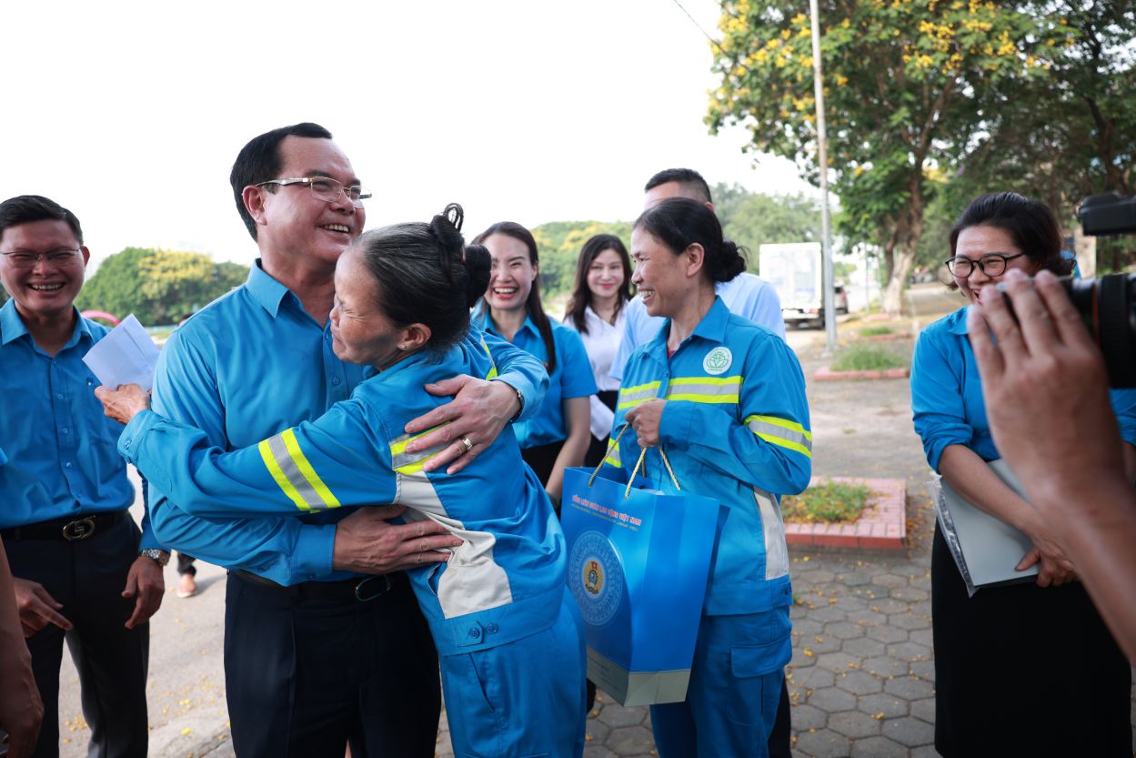 Mắt ảnh báo chí của phóng viên Lao Động