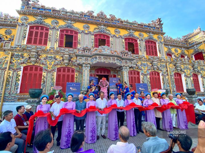 Trong không gian cổ kính, lộng lẫy của điện Kiến Trung (Đại Nội Huế), triển lãm “Cổ vật hội tụ” đã mang lại những trải nghiệm thú vị cho nhiều người dân và du khách trong và ngoài nước. 