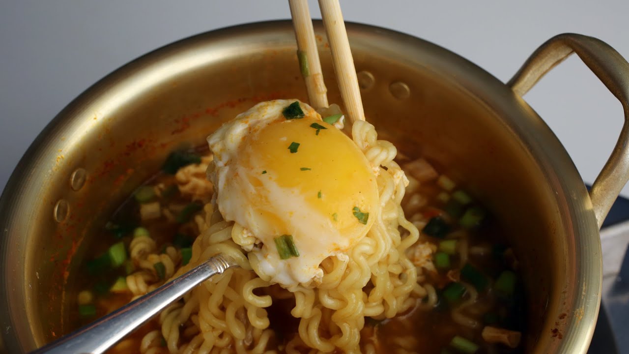 Mì ramyeon cần nồi, bếp để nấu. Ảnh: Maangchi