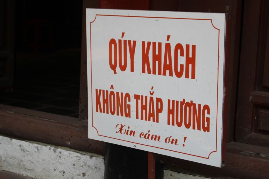 Người dân không thắp hương tại đền chính tại đền Kim Liên. Ảnh: Lê Tuyến