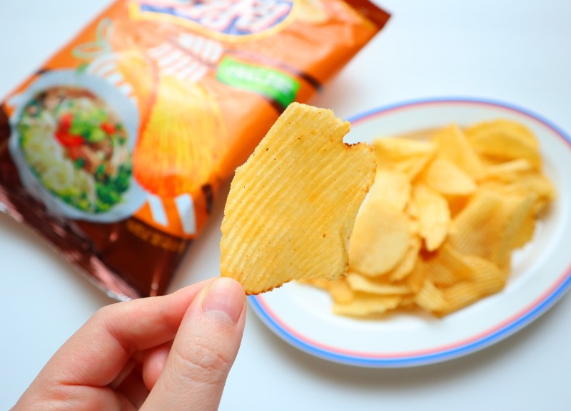 Snack khoai tây đậm vị phở bò Việt Nam. Ảnh: Kuint