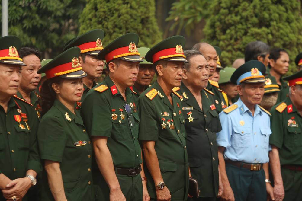 Hội cựu chiến binh Trung đoàn 174, Sư đoàn 316 (Quân khu 2) dâng hương, tri ân anh hùng liệt sĩ tại Nghĩa trang liệt sĩ Ngọc Hồi.