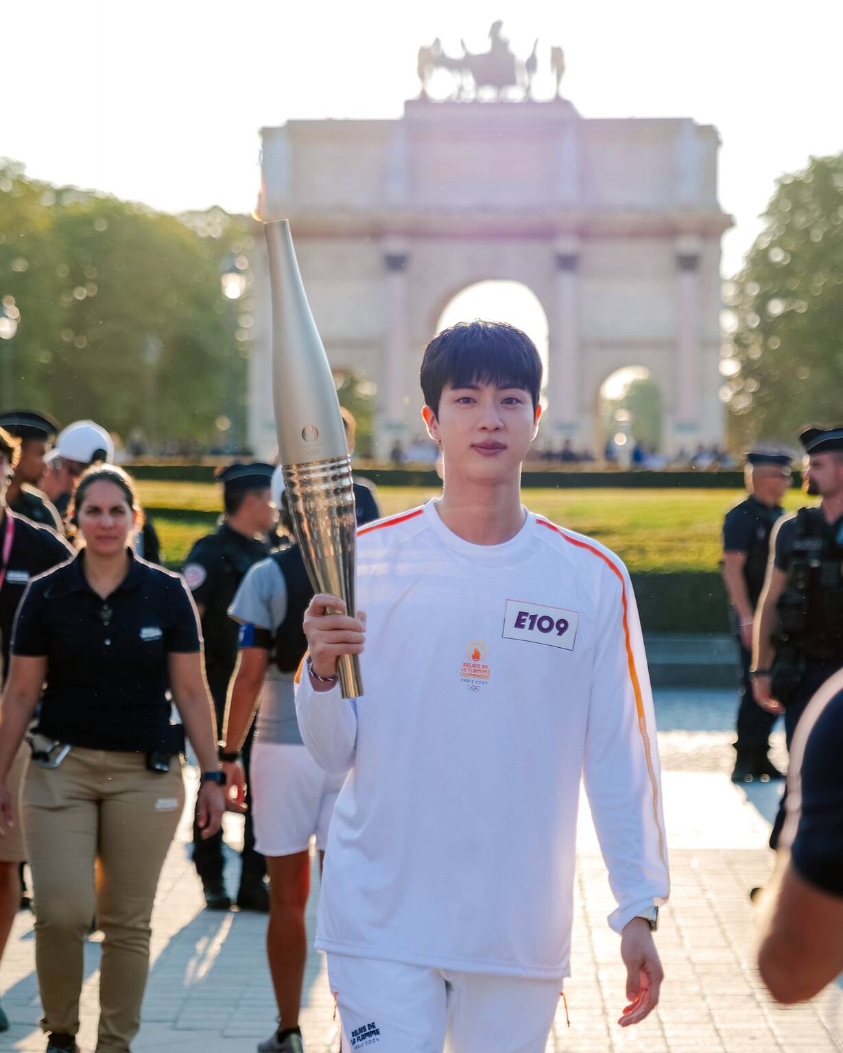 Jin BTS là đại diện Hàn Quốc rước đuốc tại Olympic Paris 2024. Ảnh: Naver