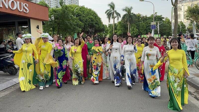 Hơn 1.000 hội viên, phụ nữ mặc áo dài truyền thống có họa tết sen tại Lễ hội Sen Hà Nội lần thứ 1. Ảnh: Hoàng Lộc