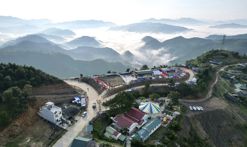 Chợ phiên Keo Lôm nằm cách trung tâm TP Điện Biên Phủ, tỉnh Điện Biên khoảng 40km, đây là nơi giao lưu, trao đổi, buôn bán hàng hóa, đặc biệt là các mặt hàng nông sản của nhân dân huyện Điện Biên Đông và khu vực lân cận.