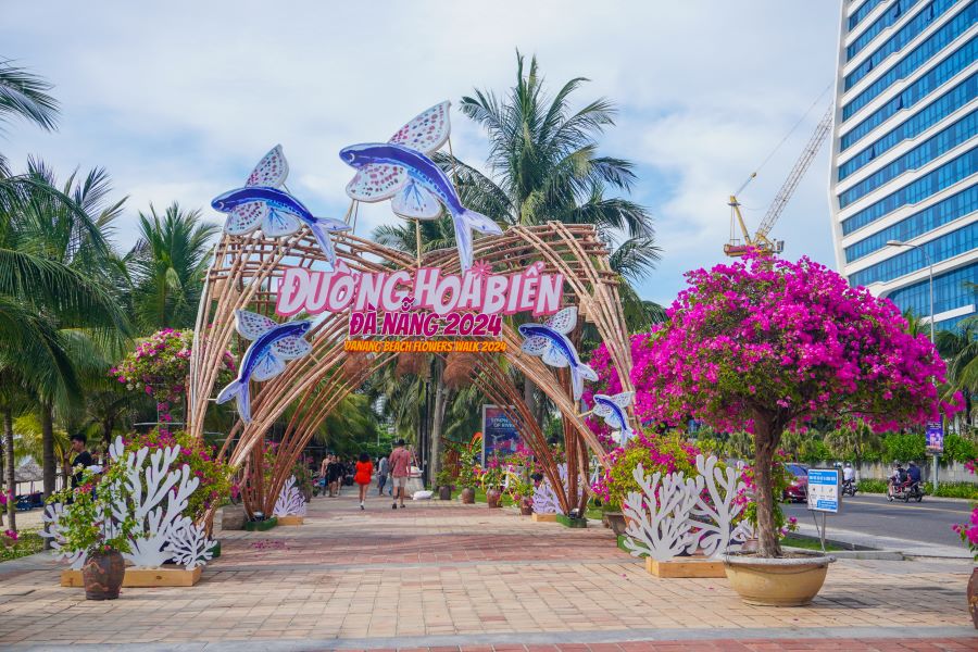 Đường hoa biển Đà Nẵng 2024 (Danang Beach - Flowers Walk) được lắp đặt dọc đường biển đường Võ Nguyên Giáp (từ ngã ba Võ Văn Kiệt đến Hoàng Kế Viêm) có chiều dài khoảng hơn 1,5 km.