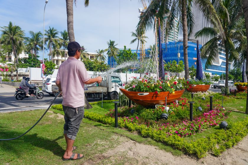 Các nhân viên chăm sóc cụm trang trí “ Thuyền buồm”.