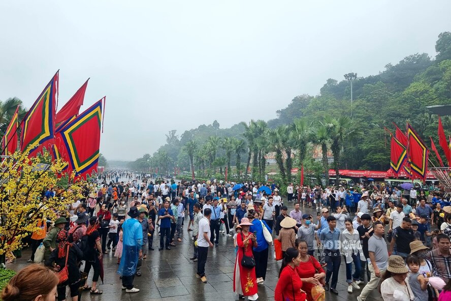 Điều đó cho thấy, tại tỉnh Phú Thọ, ngoài Khu di tích lịch sử Đền Hùng, còn rất nhiều di tích lịch sử văn hóa khác thu hút được đông đảo người dân, du khách đến thăm quan, hành hương và công đức tài trợ mỗi năm.