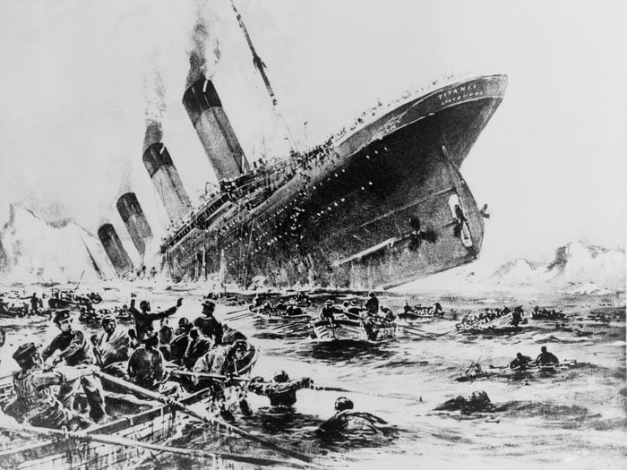 Tàu Titanic chìm sau khi bị tách làm đôi. Ảnh: Everett Historical