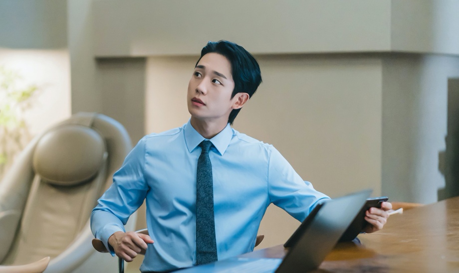 Tạo hình của Jung Hae In trong vai Choi Seung Hyo. Ảnh: Nhà sản xuất