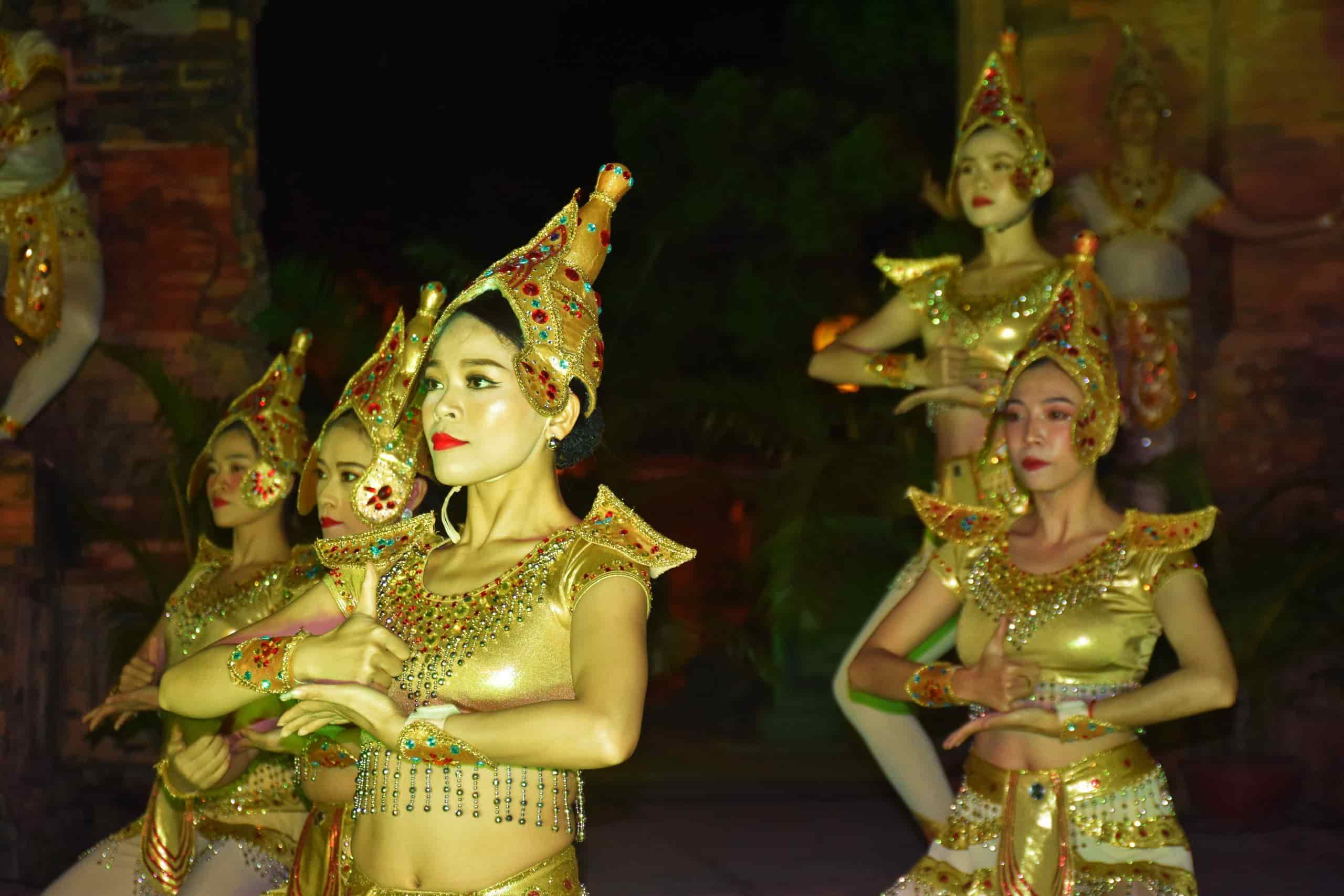 Phần tiết mục biểu diễn múa Apsara trong khuôn khổ chương trình nghệ thuật sân khấu bán thực cảnh giới thiệu văn hóa Champa. Ảnh: Hữu Long