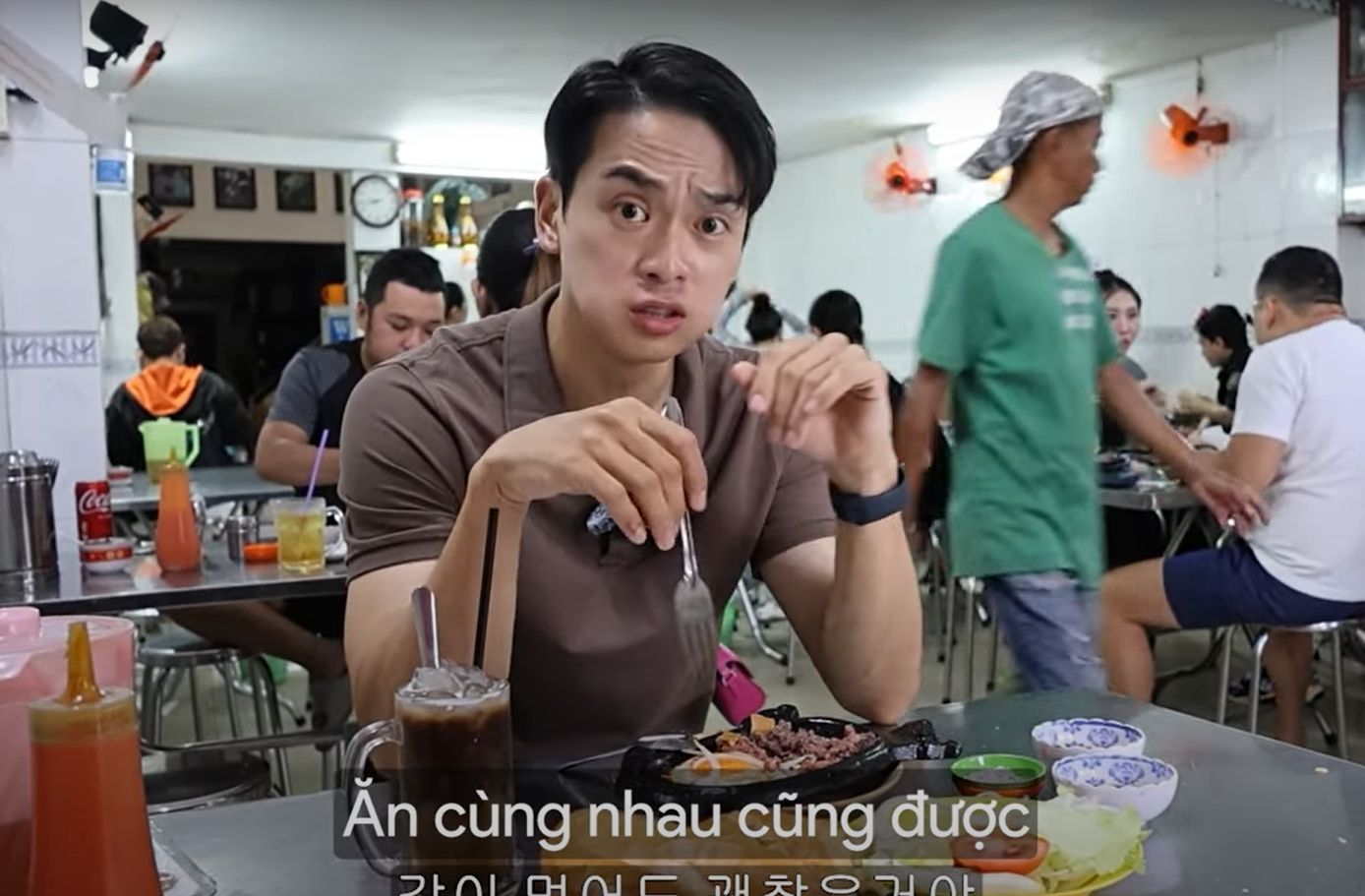 Quán ăn quận 4 mới 9 rưỡi sáng đã rất đông khách ăn. Ảnh: Cắt từ clip