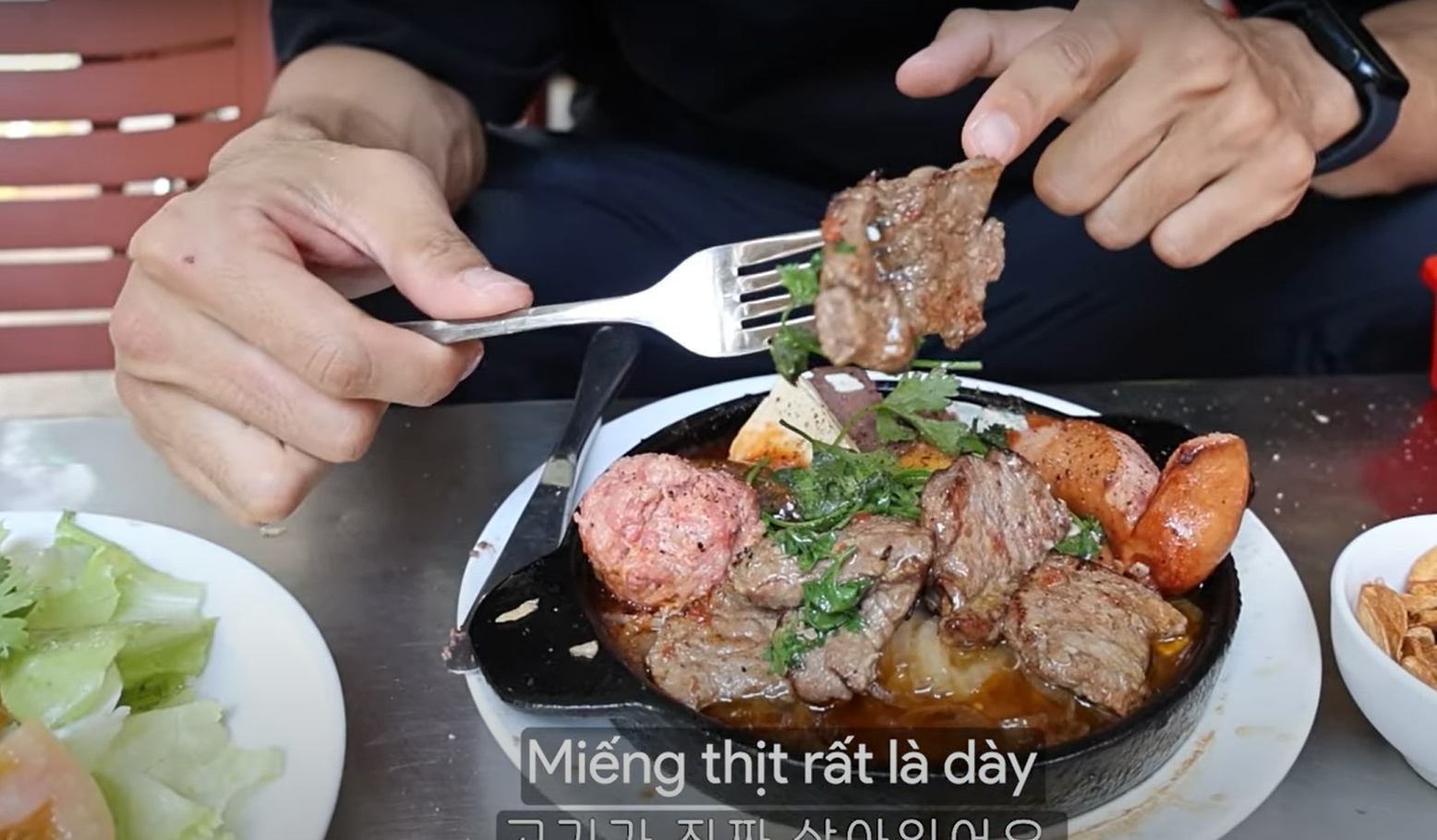 Suất bò né 130.000 đồng được Jong Rak khen tới tấp. Ảnh: cắt từ video