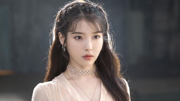 IU từ em gái quốc dân thành thế lực bành trướng showbiz Hàn