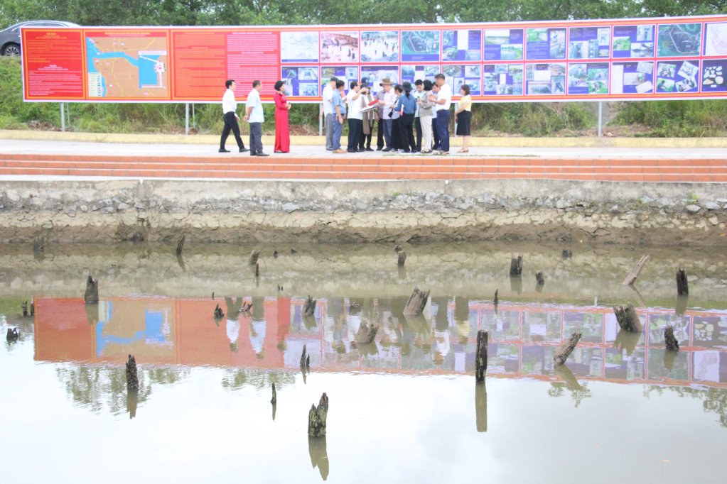 Đoàn chuyên gia quốc tế UNESCO/ICOMOS khảo sát, thẩm định tại Bãi cọc Yên Giang ngày 22.6.2024 để góp ý vào hồ sơ đề cử Di sản thế giới. Ảnh: Phạm Tuyết