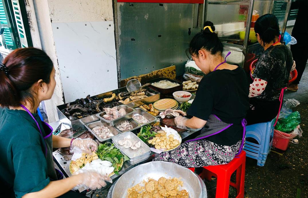 Hàng bún đậu mắm tôm trong con ngõ nhỏ. Ảnh: Mimi Choco