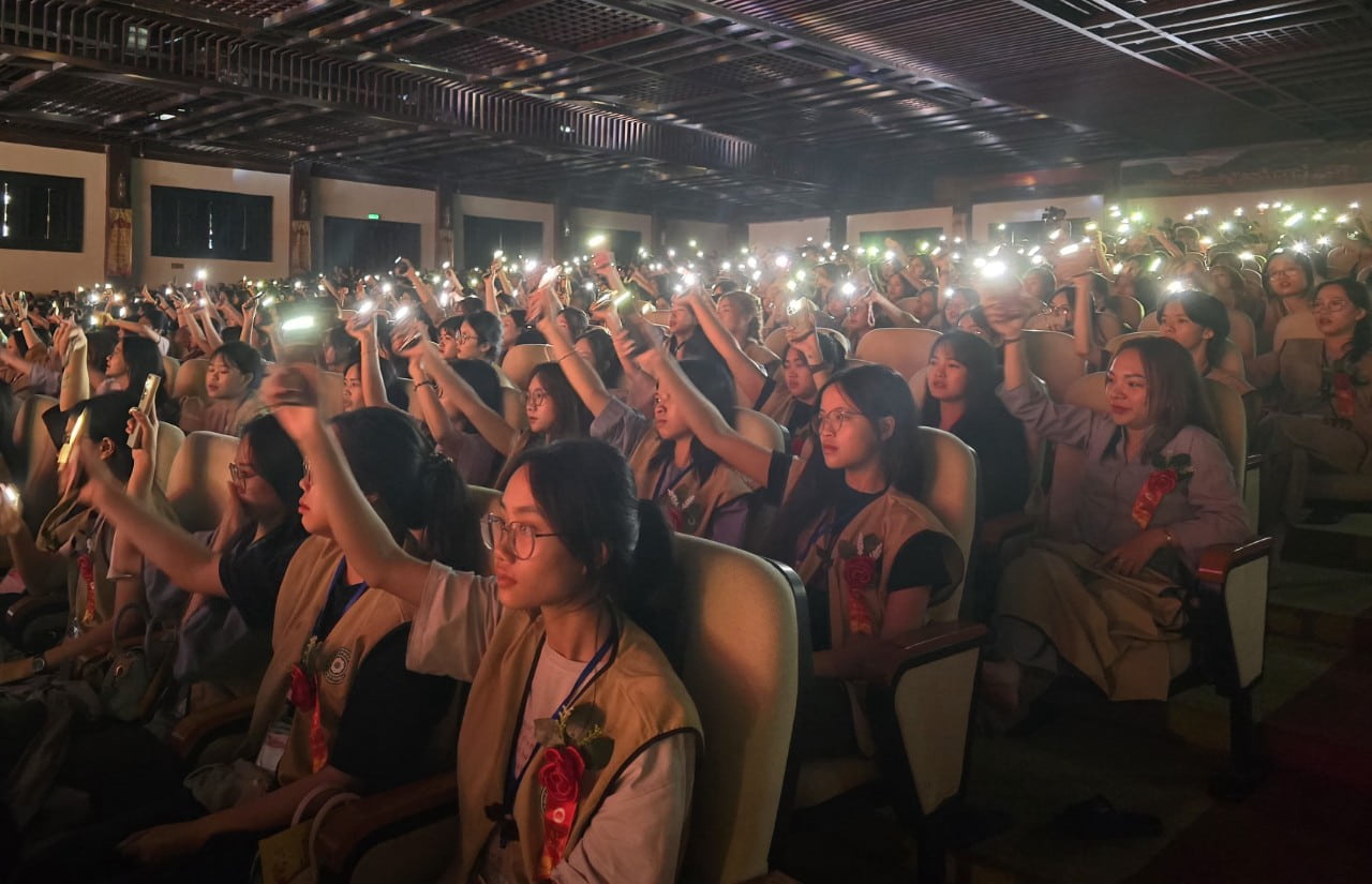 Ngày lễ Vu Lan không chỉ đơn thuần là một ngày lễ tôn giáo thiêng liêng, mà còn là một ngày lễ của tình người có ý nghĩa đặc biệt, hướng mọi người trở về với cội nguồn dân tộc, trở về với đạo lý uống nước nhớ nguồn, với tổ tiên. Ảnh: Nguyễn Trường