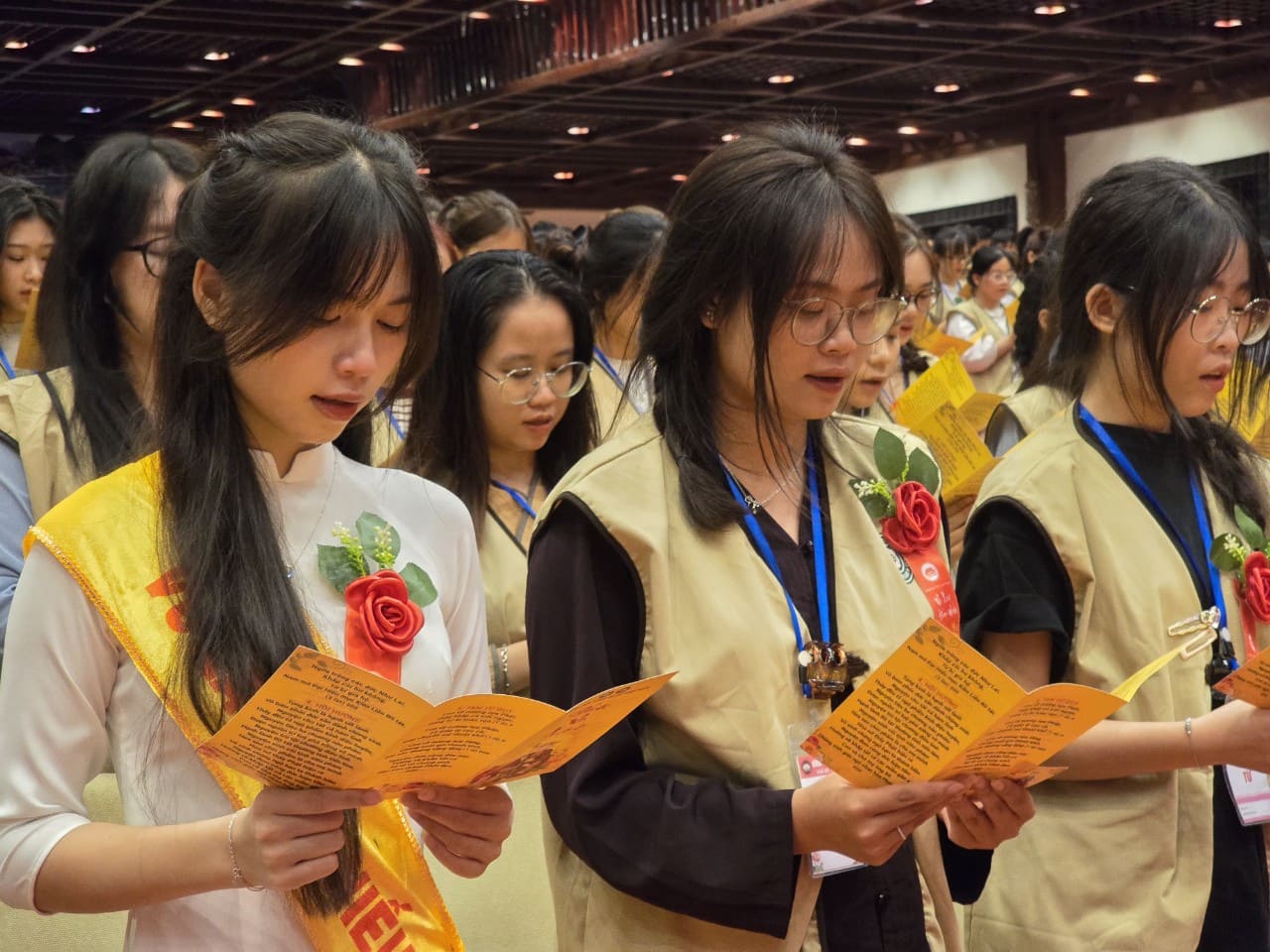 Em Nguyễn Thị Minh Ánh - học sinh trường THPT Gia Viễn A chia sẻ, tham dự chương trình Pháp hội Vu lan báo hiếu, chúng em được hiểu thêm thêm về nguồn gốc và ý nghĩa của lễ Vu lan. Đây là dịp để mọi người tri ân công ơn sinh thành, dưỡng dục của tổ tiên, ông bà, cha mẹ. Nhắc nhở mỗi người chúng ta phải luôn biết giữ trọn đạo hiếu. Ảnh: Nguyễn Trường